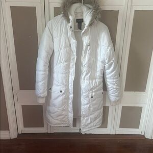 Elegant White Puffer Jacket with Faux Fur Trim